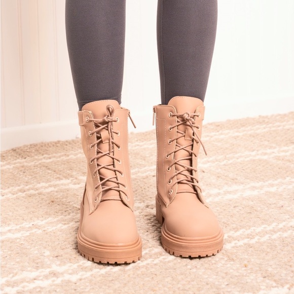 Grunge Lace Up Round Toe Boots - Picture 8 of 9